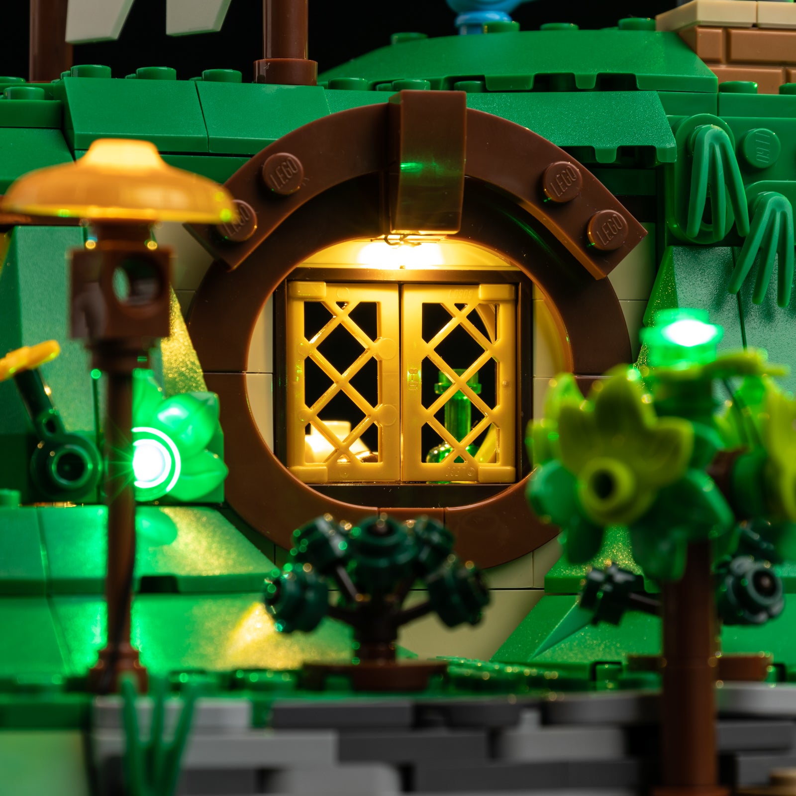 Kyglaring Light Kit for LEGO The Lord of the Rings: The Shire 10354 - Detail View (LED close-up)