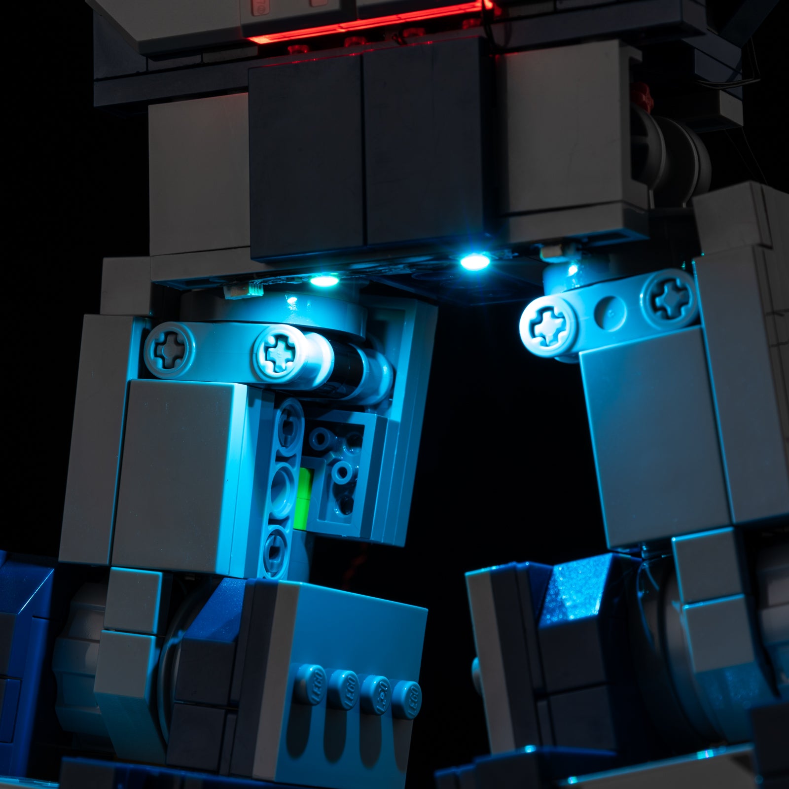 10358-Transformers-Soundwave-Detail Light2.jpg