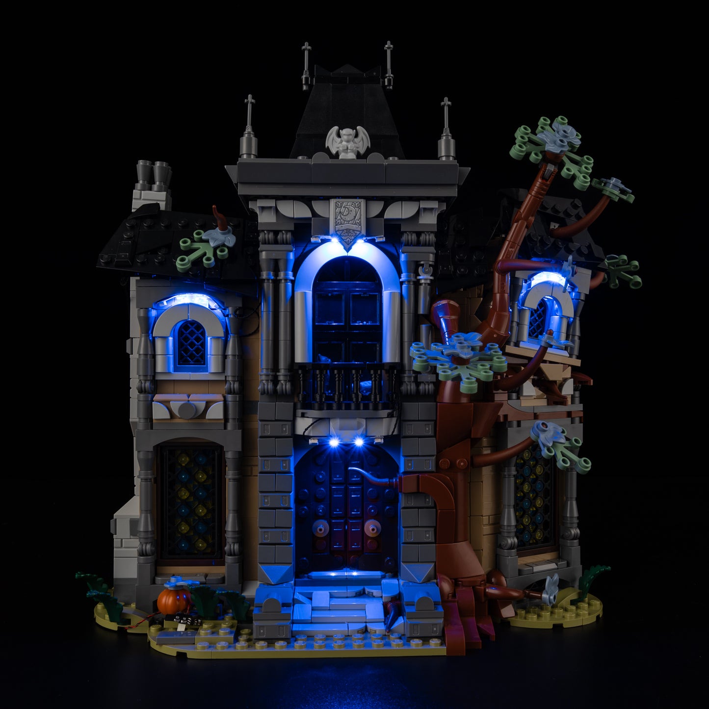 Front view of the assembled Mayor Manor LEGO lighting