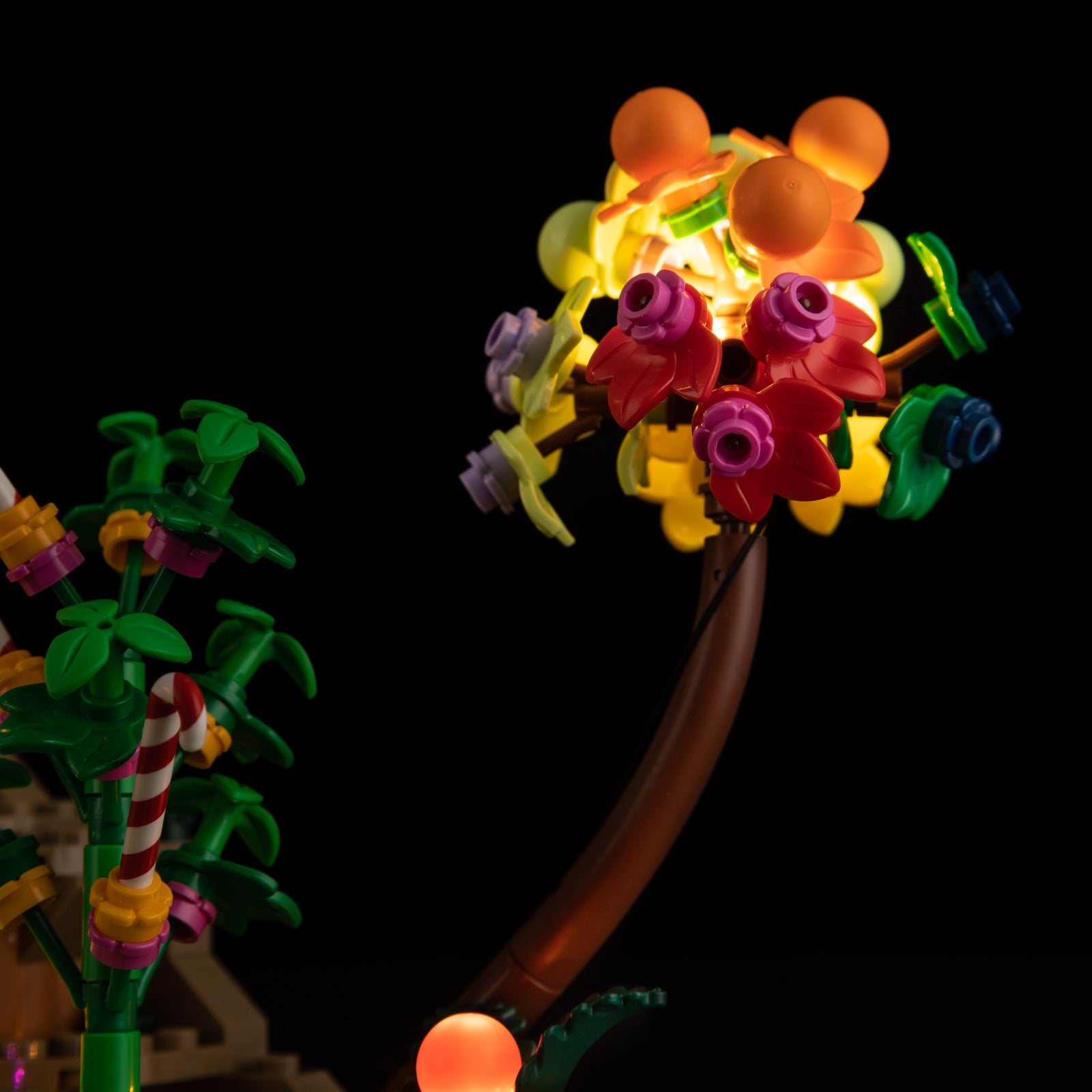 21360-Hocus-Pocus-Sanderson-Sisters-Cottage-Detail Light4.jpg