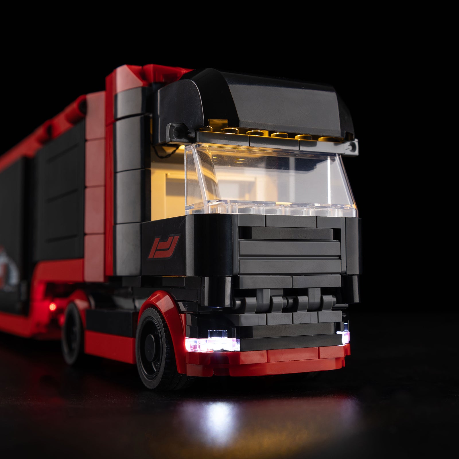 60445 F1 Truck with RB20 and AMR24 F1 Cars 6 details