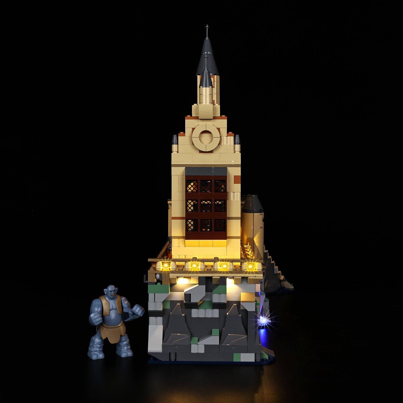 Hogwarts Castle: The Great Hall 76435 - close-up of headlight and front detail