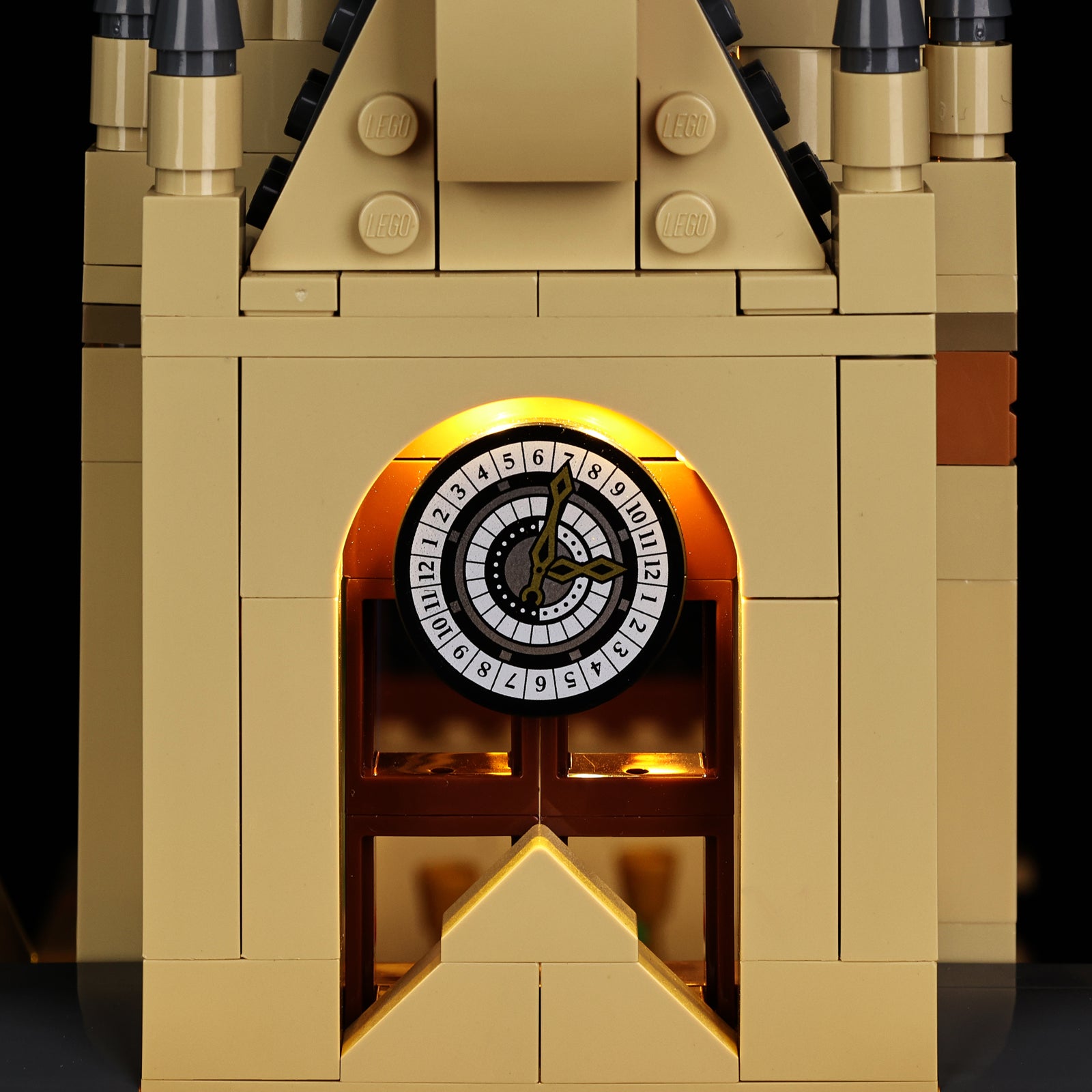 Hogwarts Castle: The Great Hall 76435 - close-up of cockpit and interior glow