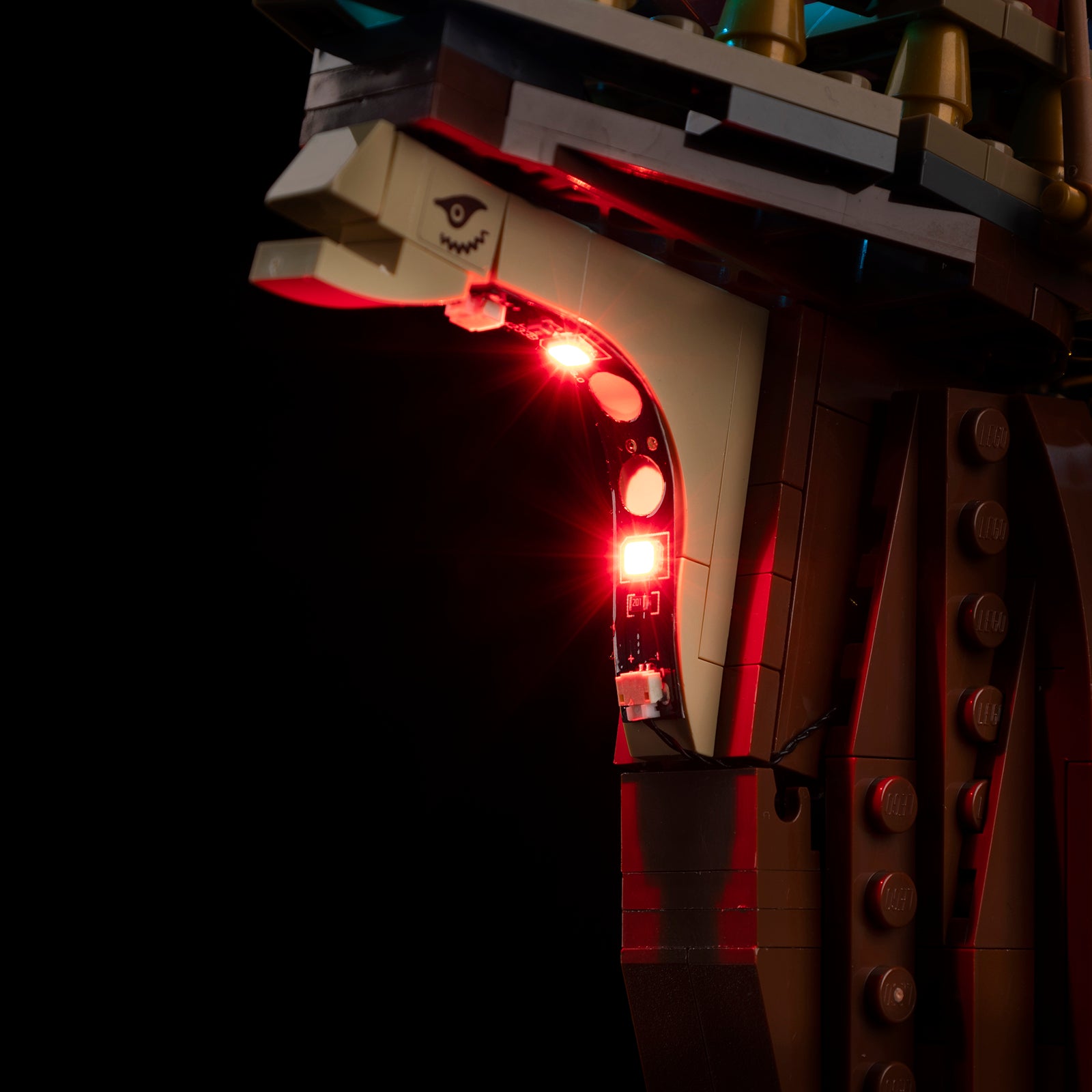 Triwizard Tournament: The Arrival 76440 - close-up of side emblem and texture