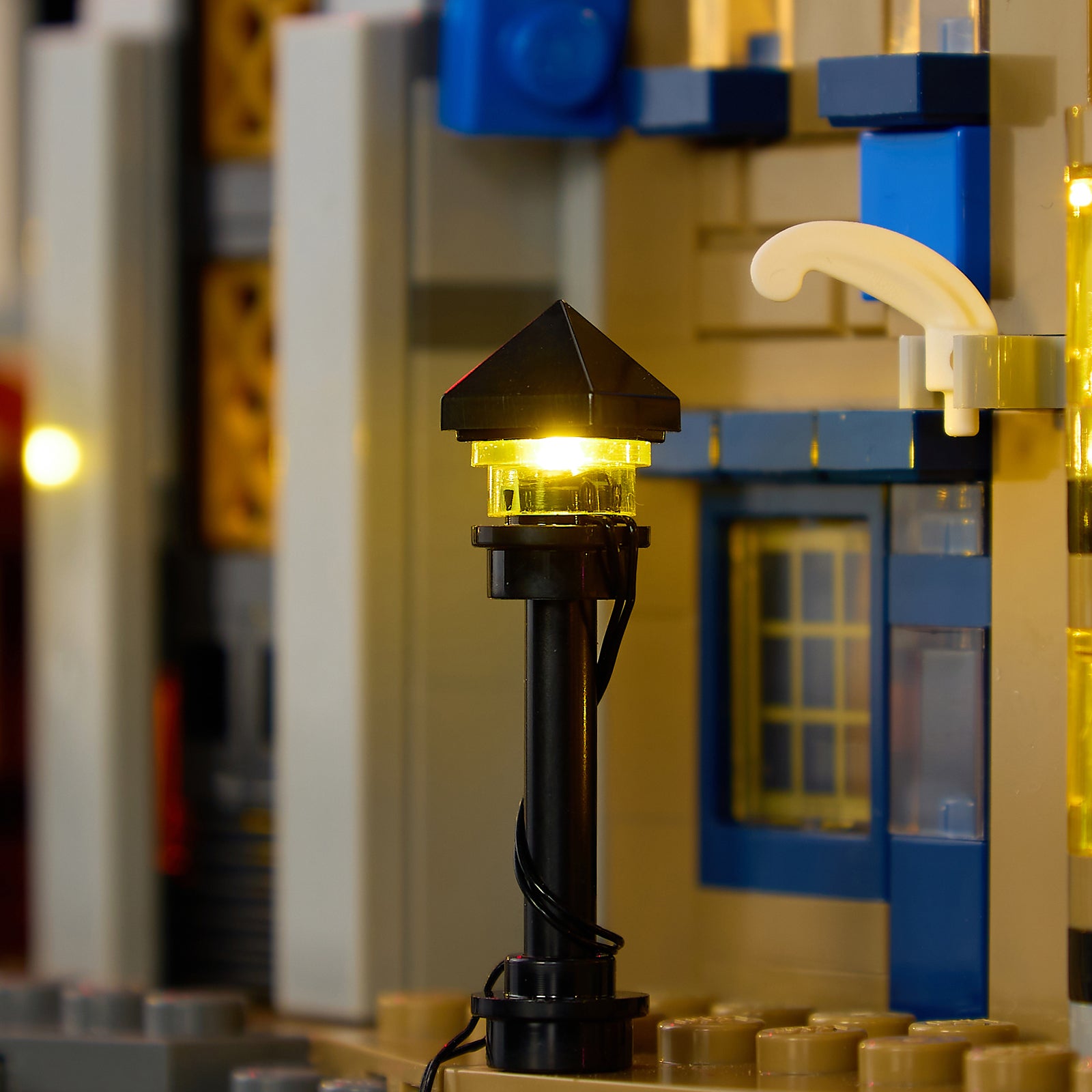 Diagon Alley: Wizarding Shops 76444 - close-up of cockpit and interior glow