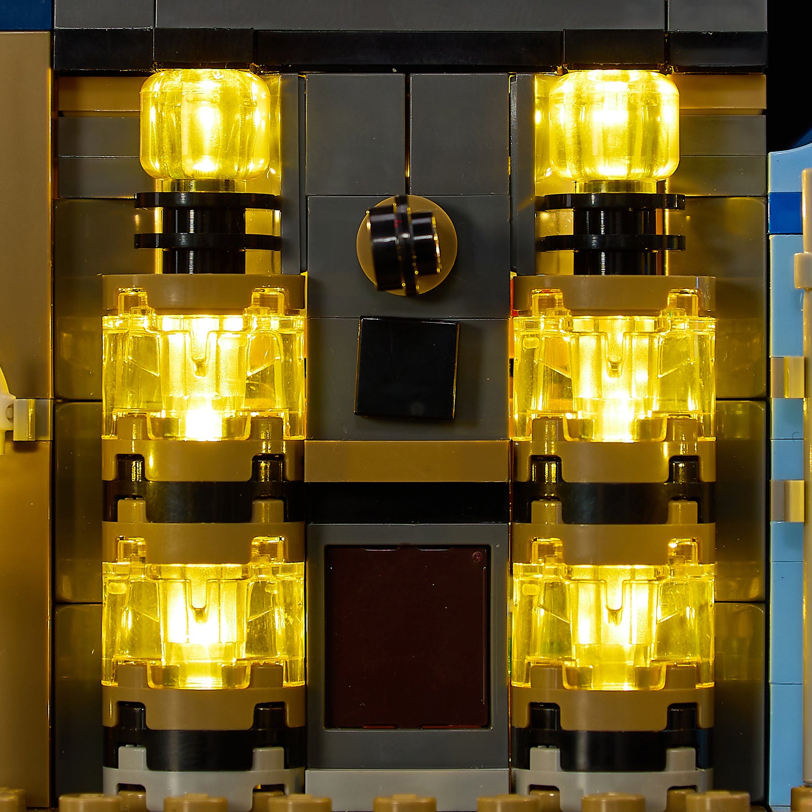 Diagon Alley: Wizarding Shops 76444 - close-up of headlight and front detail