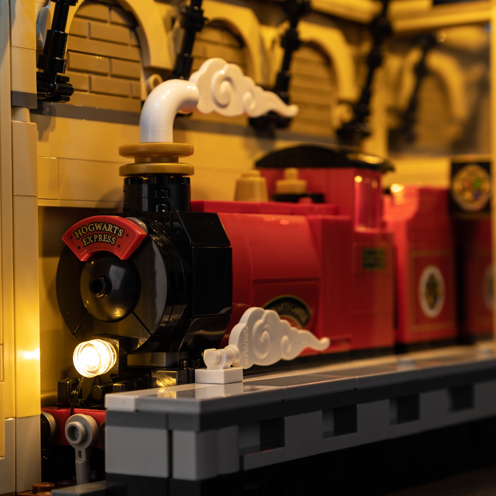 Book Nook Hogwarts Express 76450 - close-up of headlight and front detail
