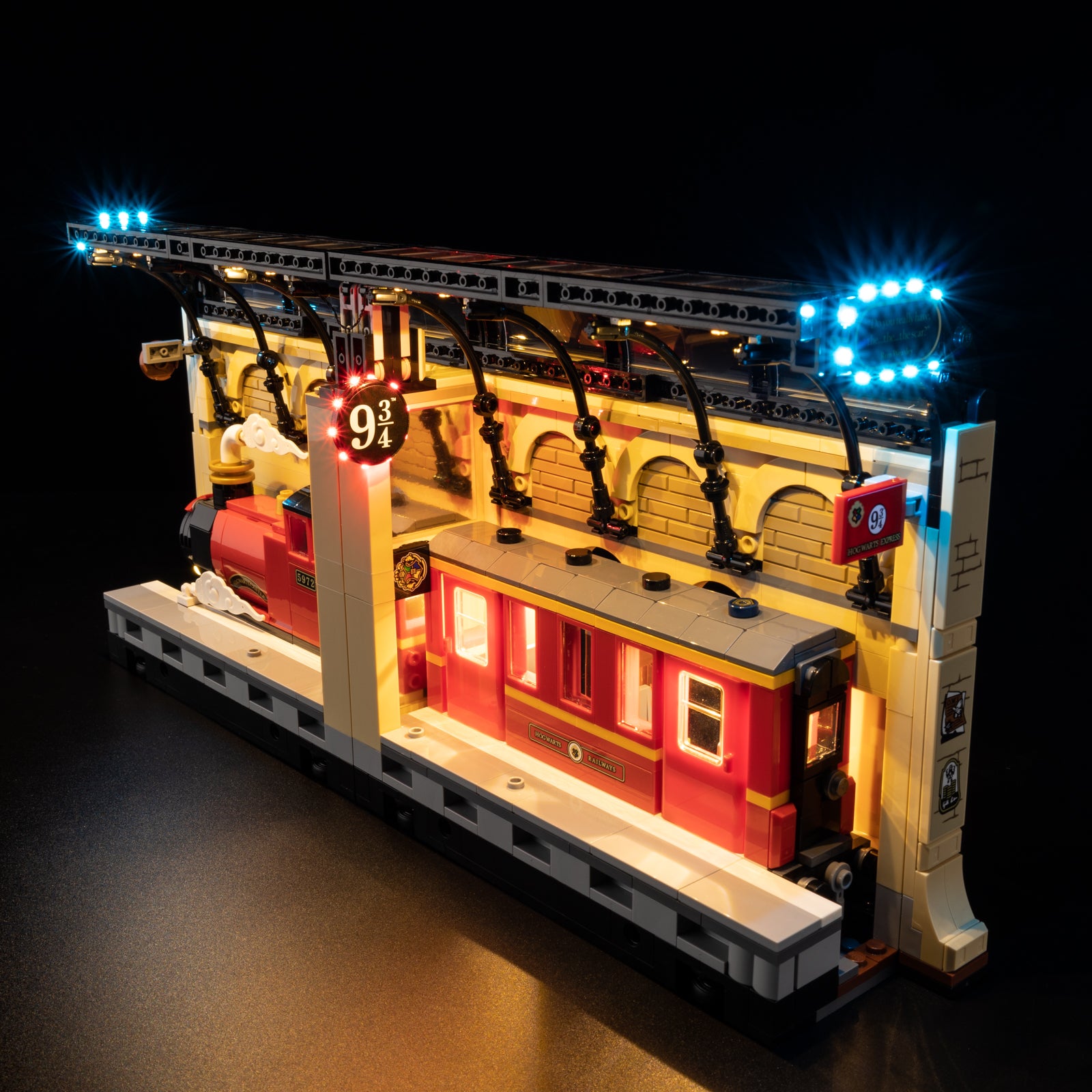 Book Nook Hogwarts Express 76450 - second side angle, illuminated