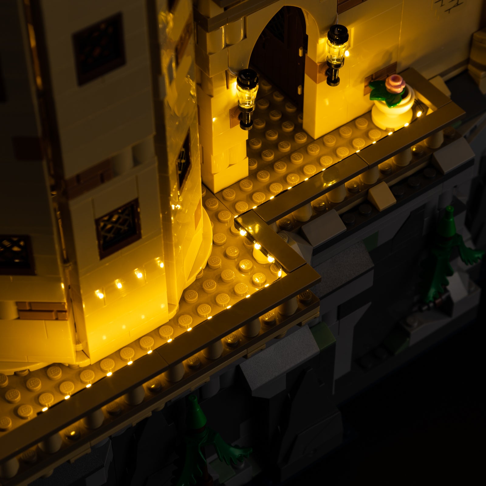 Hogwarts Castle The Main Tower 76454 - close-up of cockpit and interior glow